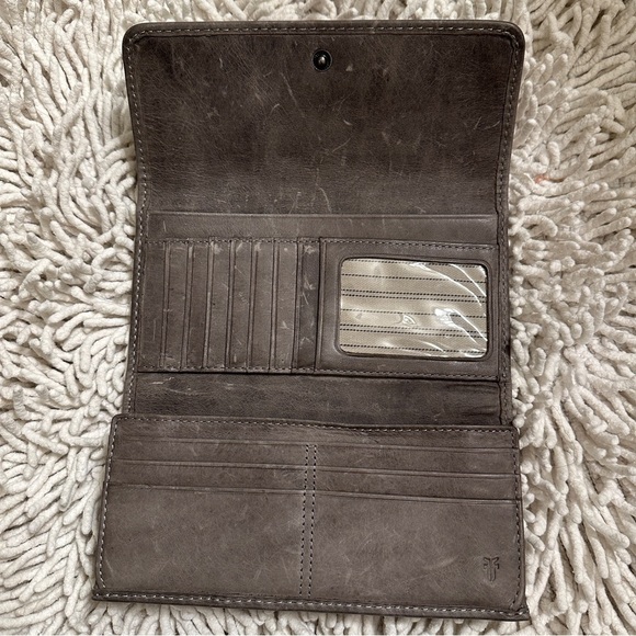 FRYE 100% Leather Trifold Snap Closure Melissa Wallet in Carbon - Picture 3 of 11